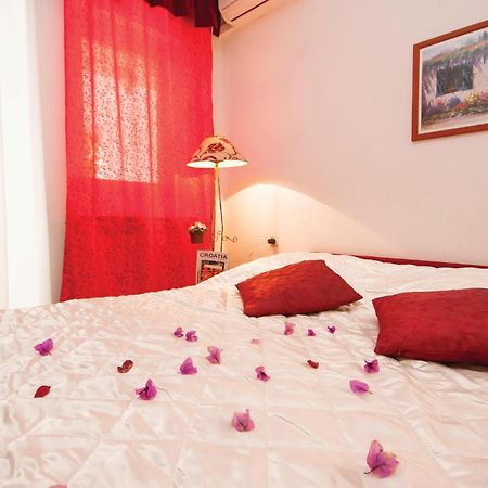 Cozy Apartment In Brodarica With Wifi 外观 照片