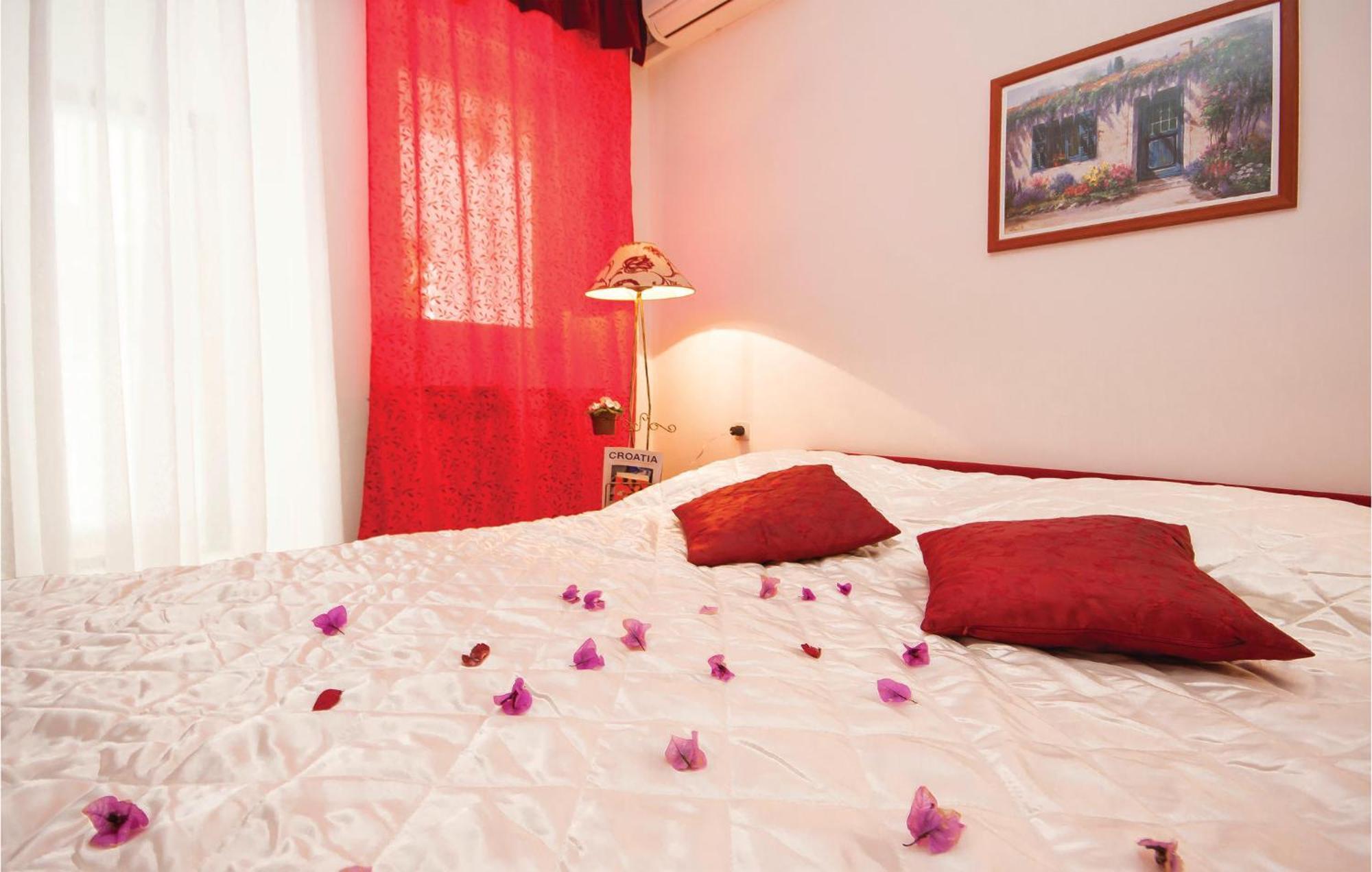 Cozy Apartment In Brodarica With Wifi 外观 照片