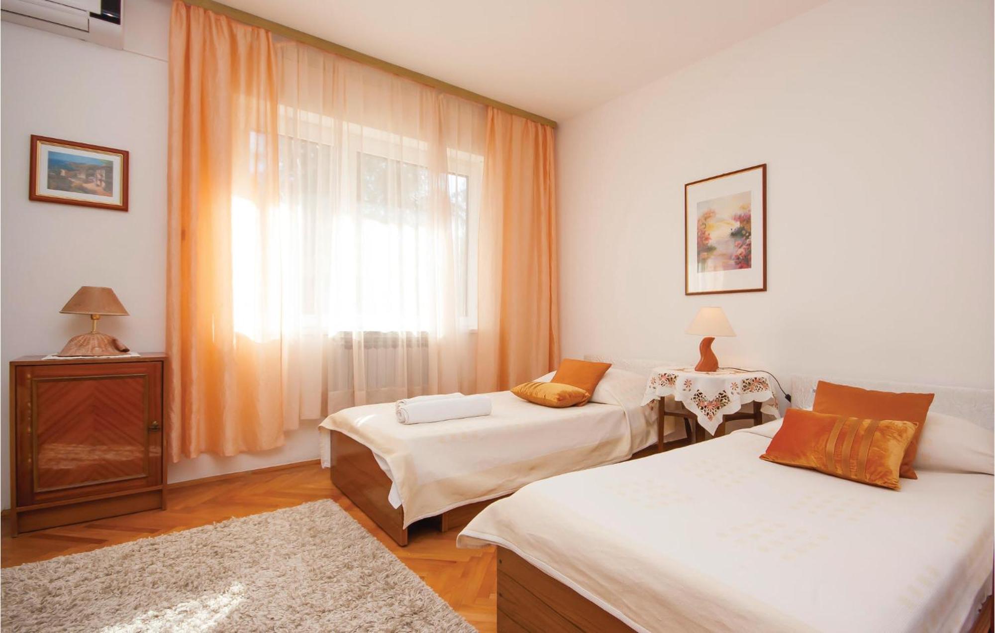 Cozy Apartment In Brodarica With Wifi 外观 照片