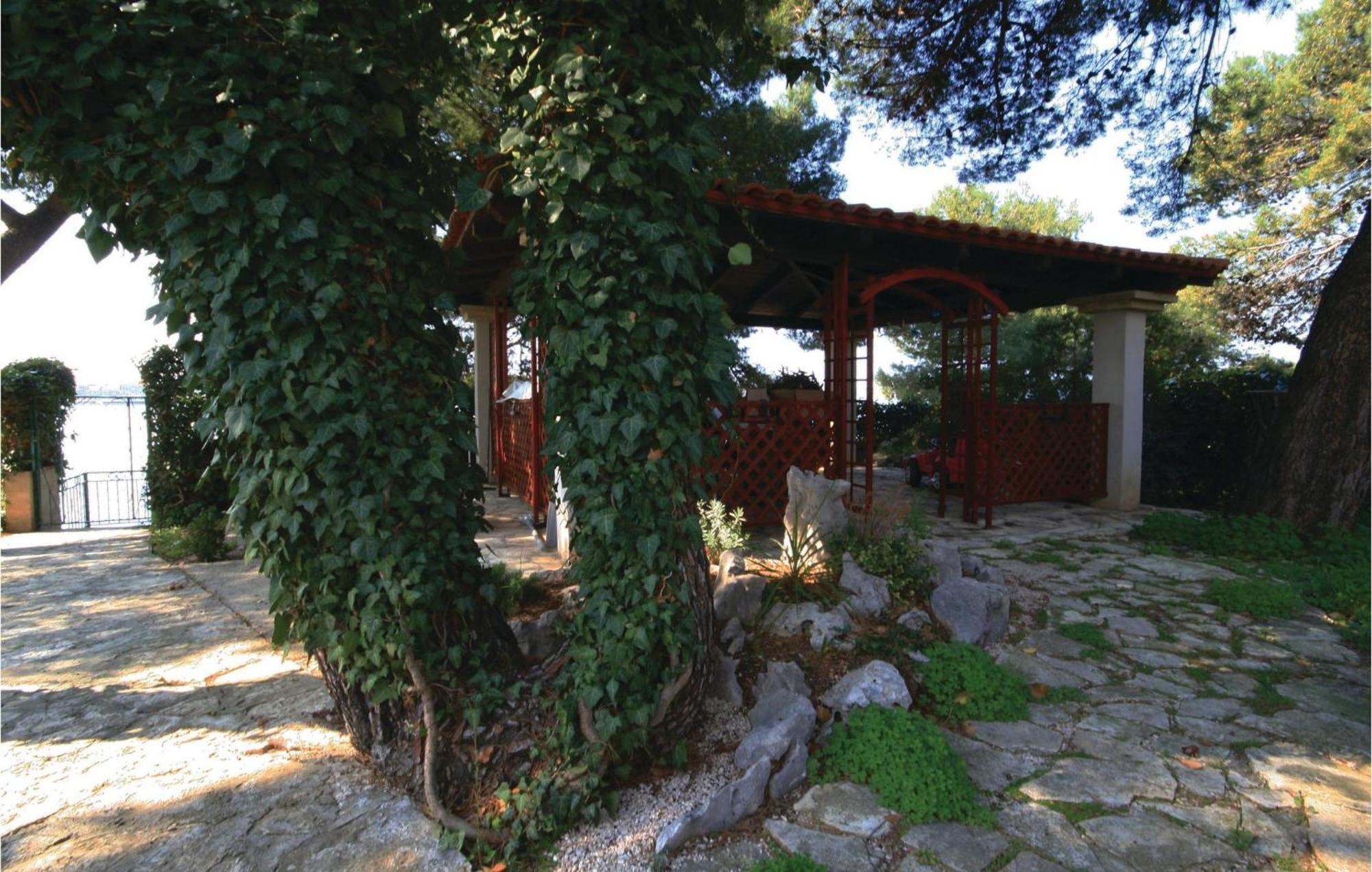 Cozy Apartment In Brodarica With Wifi 外观 照片