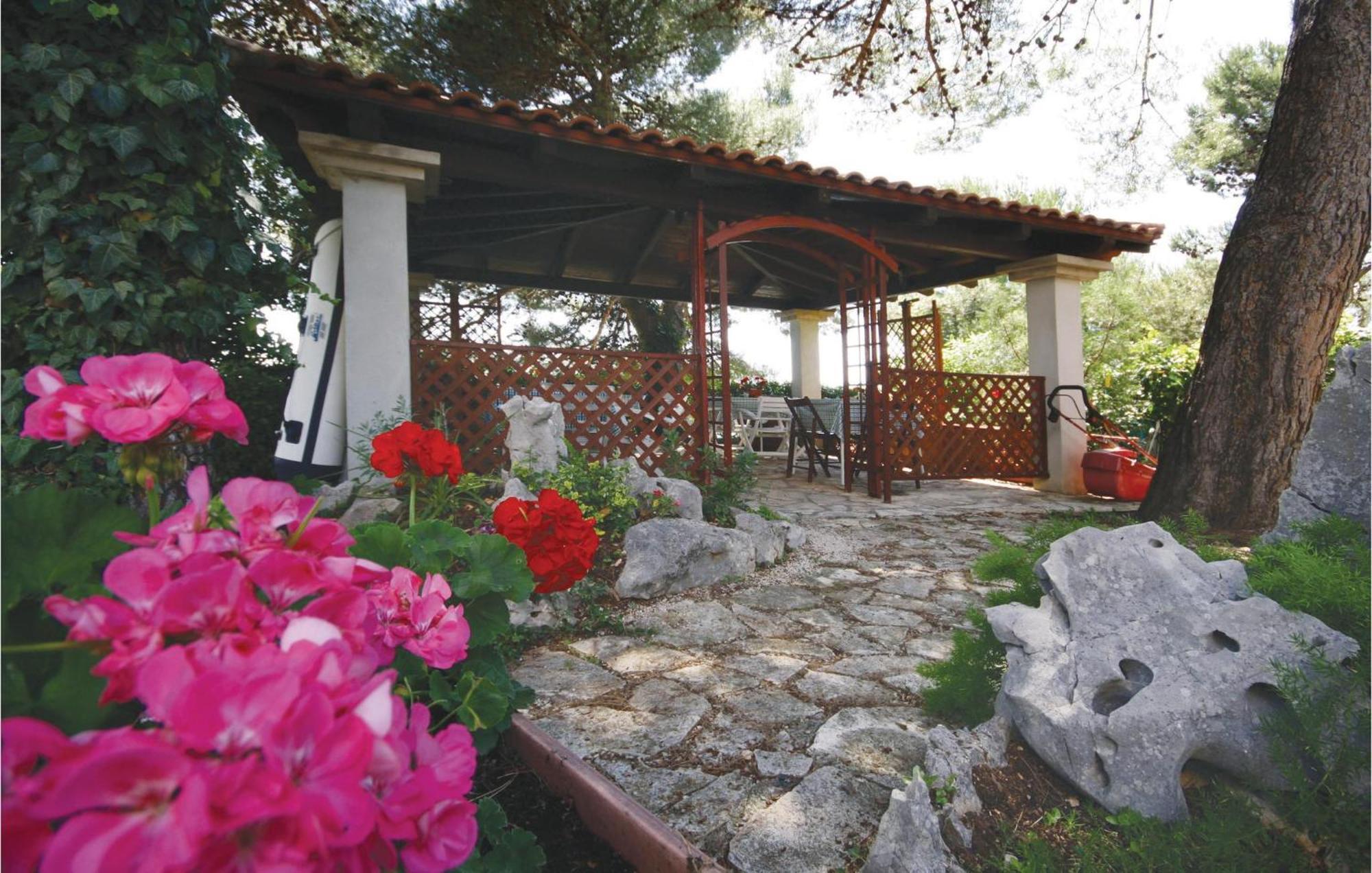 Cozy Apartment In Brodarica With Wifi 外观 照片