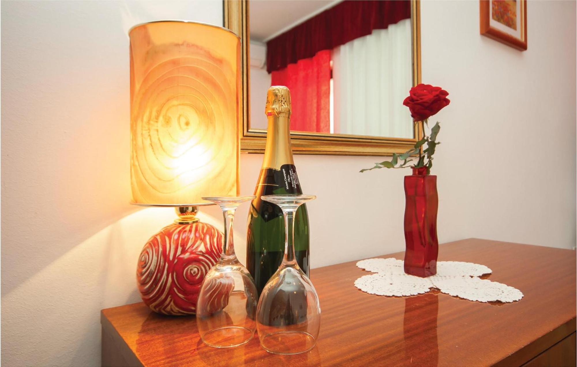 Cozy Apartment In Brodarica With Wifi 外观 照片