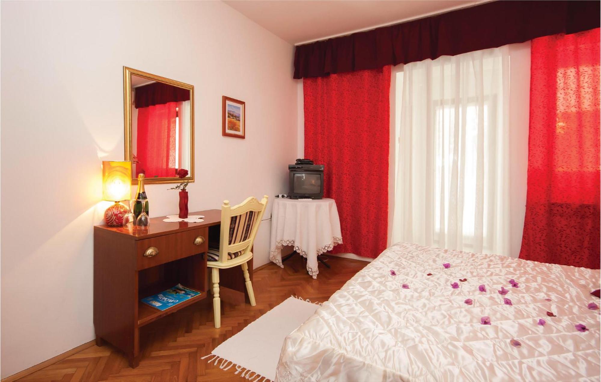 Cozy Apartment In Brodarica With Wifi 外观 照片