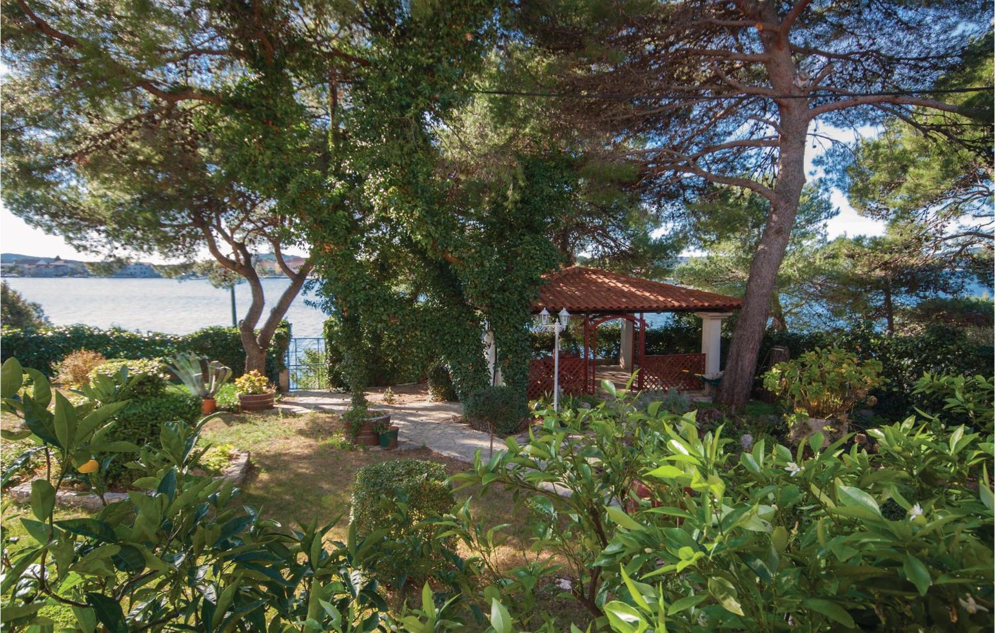 Cozy Apartment In Brodarica With Wifi 外观 照片